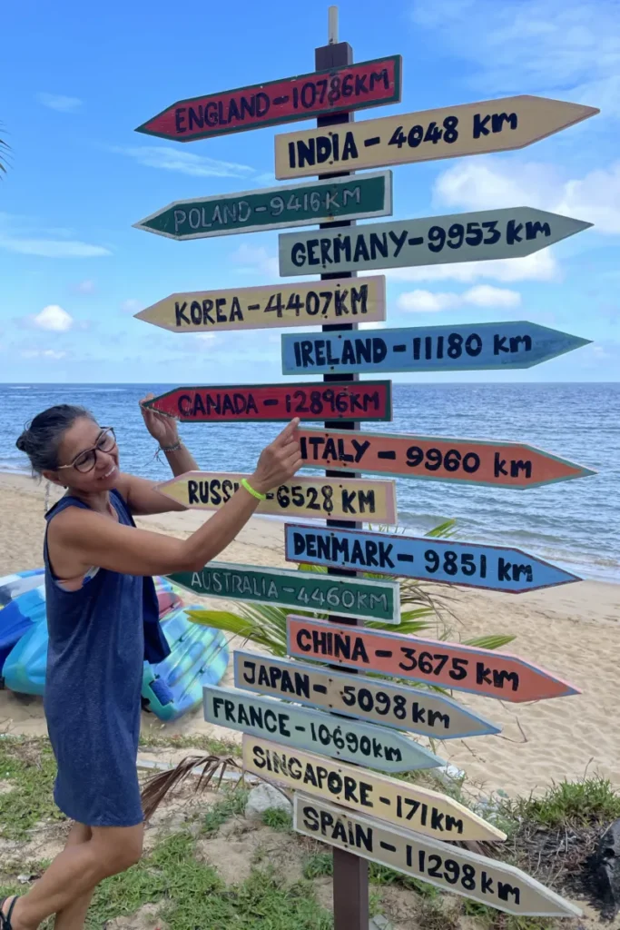 Como decidir hacer un viaje largo: Adriana señalando las diferentes partes del mundo cuando estabamos al otro lado del planeta