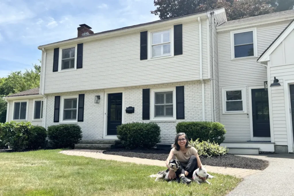 House sitting como funciona: Adriana junto a dos perritas frente a la casa donde realizamos una experiencia de housesitting en los suburbios de Boston.