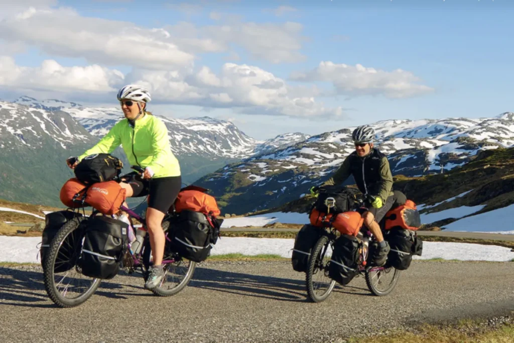 Janick y Pierre viajando en bicicleta en medio de un paisaje nevado