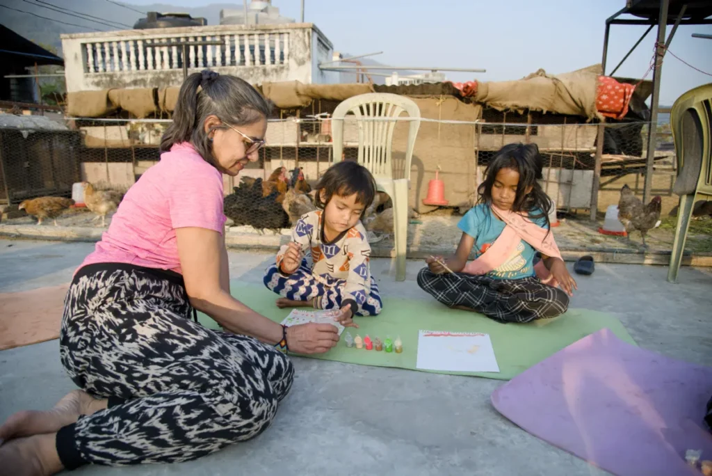 Adriana haciendo voluntariado en Nepal